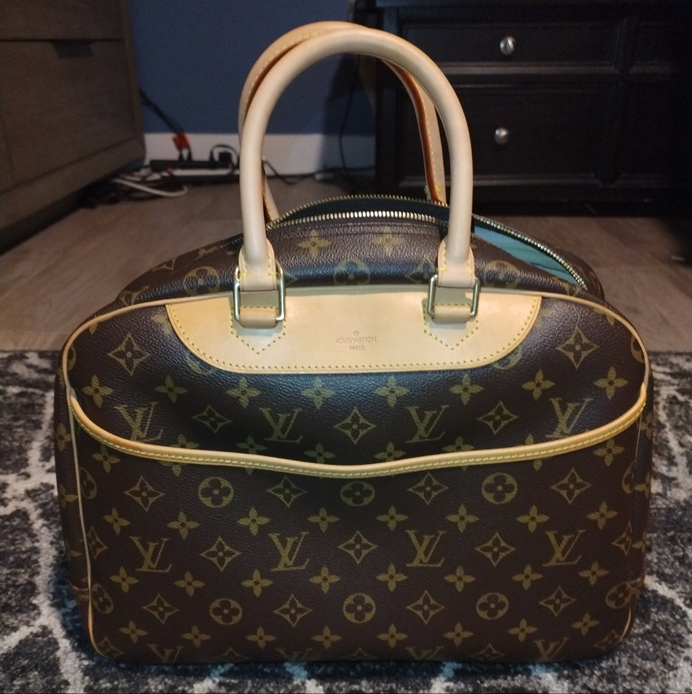 Like New Authentic Louis Vuitton Deauville Hand Bag